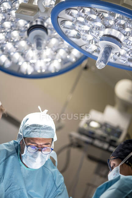 Portrait du médecin chirurgien pendant l'opération — Photo de stock
