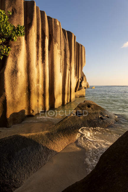 Сейшельські острови, Ла Діг, Анс Джерело DArgent, гранітні скелі на заході сонця — стокове фото
