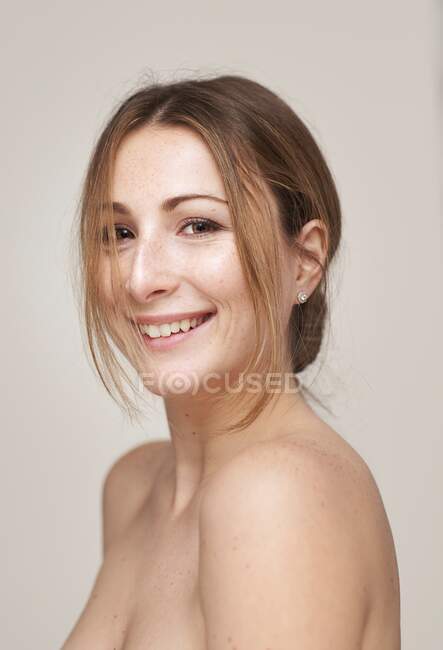 Ritratto di bella giovane donna sorridente con lentiggini — Foto stock