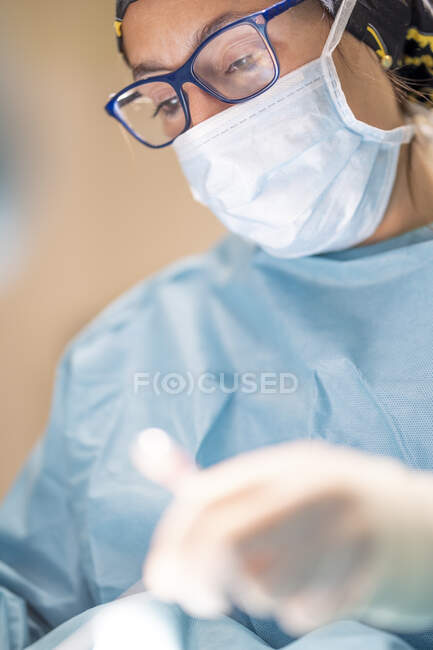 Жіночий хірург під час операції — стокове фото