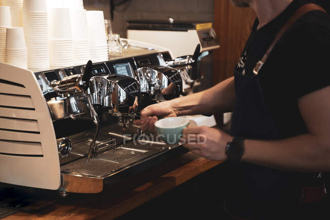 Gros plan du barista qui prépare un café dans un café — Photo de stock