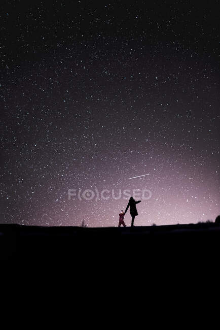 Финляндия, Куопио, мать и дочь смотрят падающую звезду — стоковое фото
