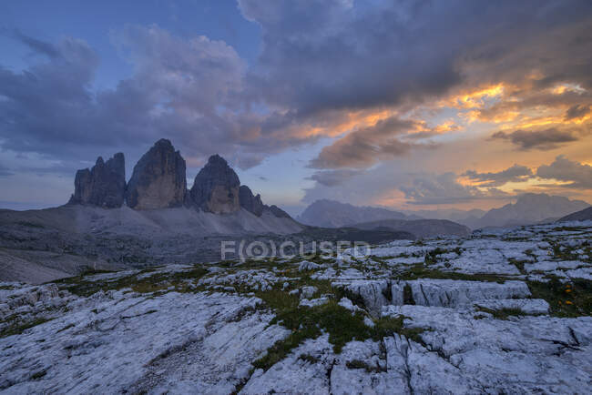 Italia, Sesto Dolomiti, Tre Cime di Lavaredo al tramonto, Parco Naturale Tre Cime, Patrimonio dell'Umanità UNESCO — Foto stock