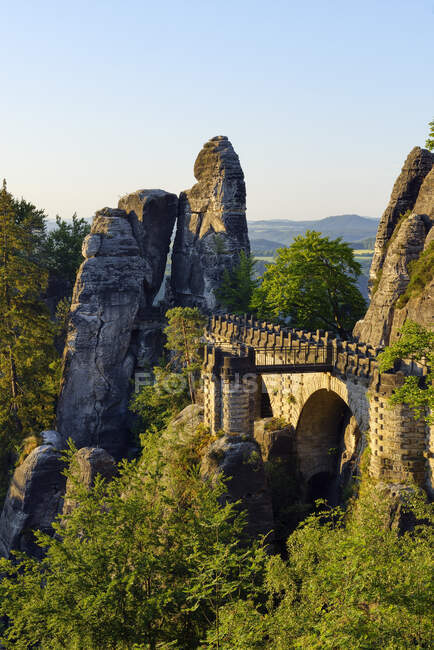 Alemania, Sajonia, Elba Montañas de piedra arenisca, vista a la formación de rocas Bastei al amanecer con el Puente Bastei - foto de stock