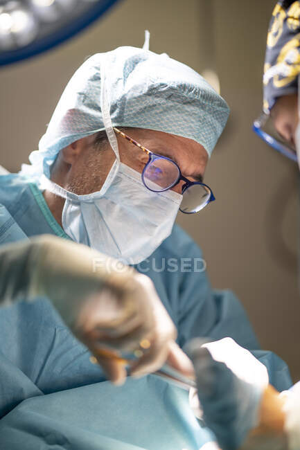 Ritratto di medico chirurgo durante l'operazione — Foto stock