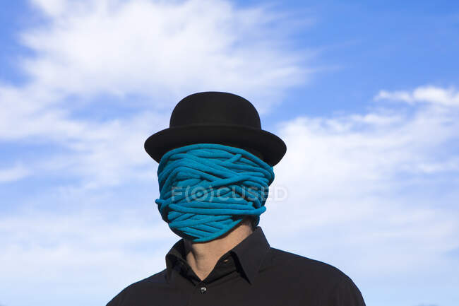 Uomo con cappello a bombetta con corda avvolta intorno al viso — Foto stock