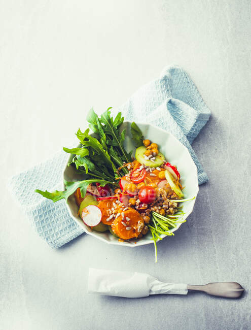 Ciotola di verdure con farro, ceci, ravanello, insalata di rucola e patate dolci — Foto stock