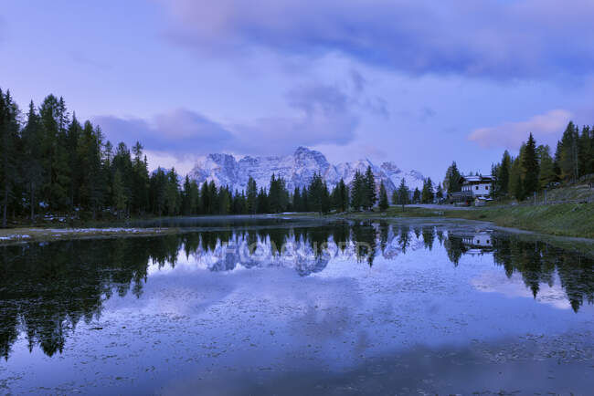 Italien, Venetien, Dolomiten, Sextner Dolomiten, Lago Antorno in der Morgendämmerung mit der Sorapiss-Berggruppe im Hintergrund — Stockfoto