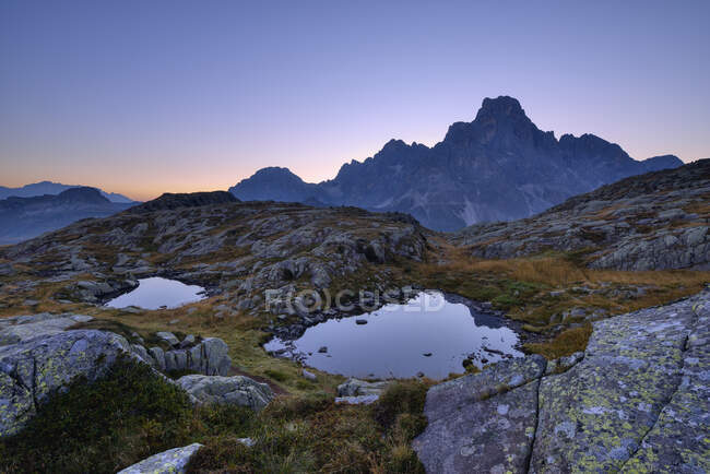 Itália, Dolomites, Pale di San Martino Montanha grupo com pico de montanha Cimon della Pala e dois pequenos lagos de montanha ao nascer do sol — Fotografia de Stock