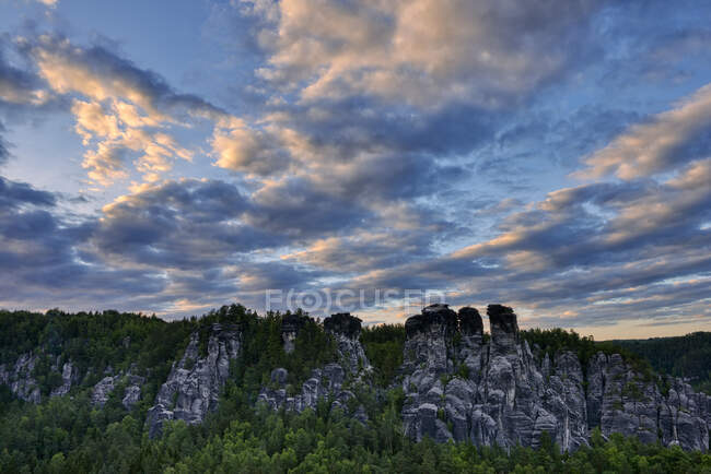 Germany, Saxony, Elbe Sandstone Mountains, view from the Bastei to the rock formation Kleine Gans at twiligh — Stock Photo