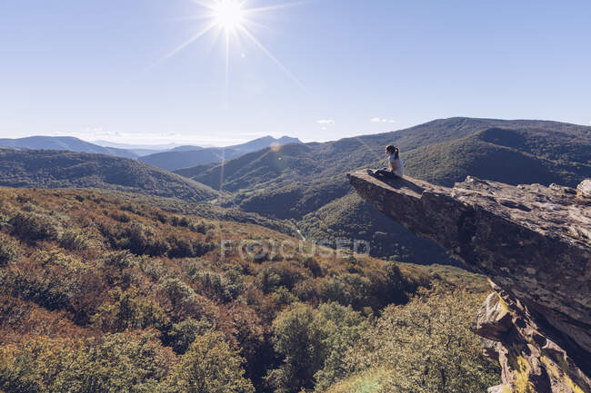 Spanien, Navarra, Irati-Wald, Frau auf Felssporn über Waldlandschaft im Gegenlicht — Stockfoto