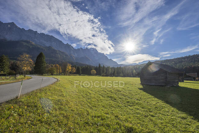 Німеччина, Баварія, Гарміш-Партенкірхен, Граїнау, гори Веттерштайн з Ваксенштейном восени. — стокове фото