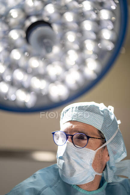 Портрет лікаря під час операції. — стокове фото