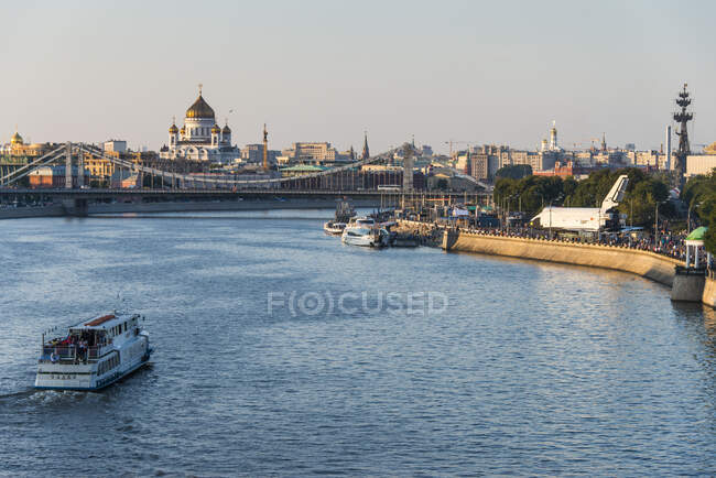 Rússia, Moscou, Vista sobre a cidade e o rio Moskva ao pôr do sol — Fotografia de Stock