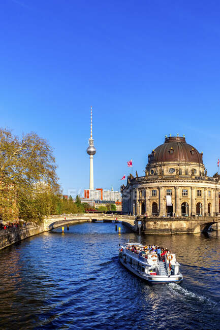 Alemanha, Berlim, Museu Bode, Torre de TV de Berlim e navio em Spree — Fotografia de Stock