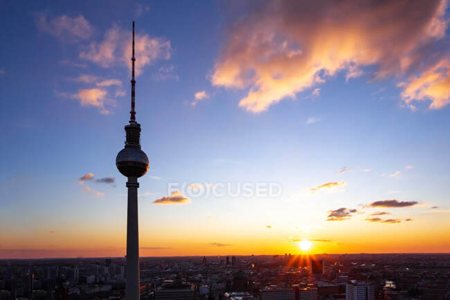 Germania, Berlino, silhouette della torre televisiva al tramonto — Foto stock