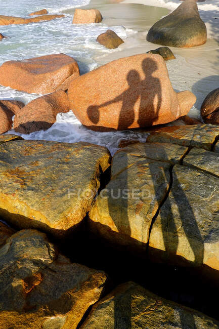Seychelles, Praslin, Anse Lazio, ombre di coppia su scogli in riva al mare — Foto stock