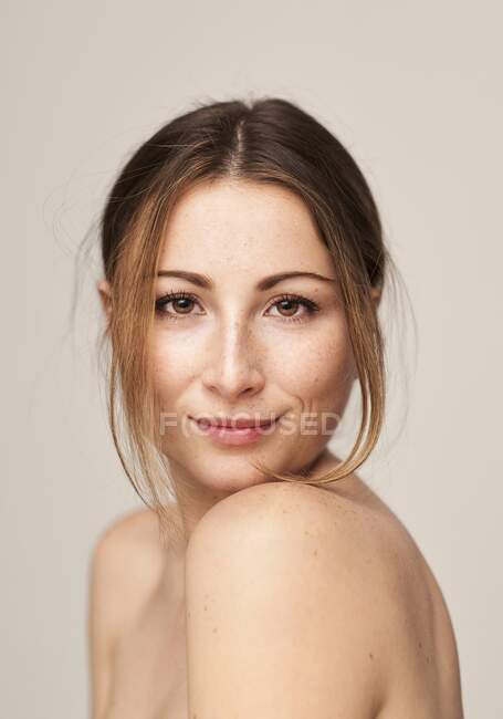 Ritratto di bella giovane donna con lentiggini — Foto stock