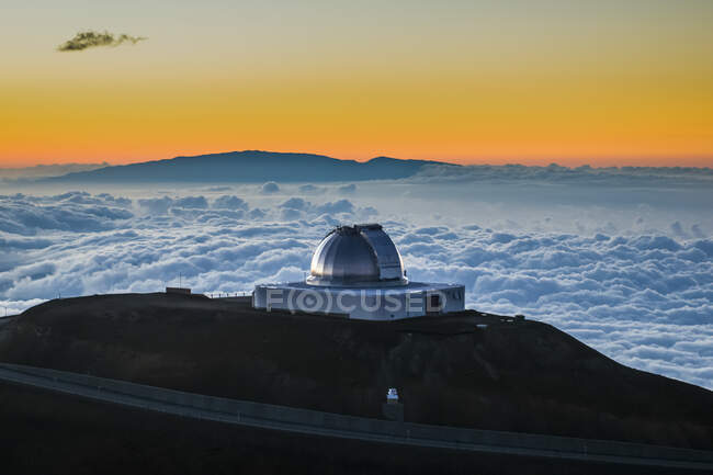 США, Гаваї, Великий острів, обсерваторія на вулкані Мауна - Кеа під час заходу сонця. — стокове фото