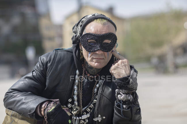 Antihéros, portrait d'homme avec masque de carnaval — Photo de stock