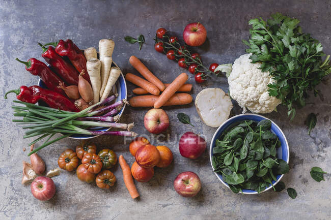 Fresh vegetables and fruits from weekly market — Stock Photo