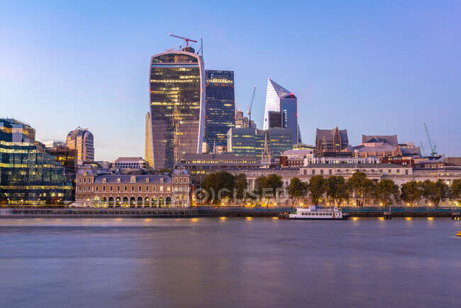 Regno Unito, Londra, edifici moderni a Liverpool Street al tramonto — Foto stock