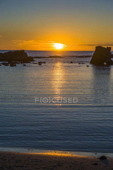 Stati Uniti, Hawaii, Big Island, tramonto sulla spiaggia di Kikaua Point Park — Foto stock