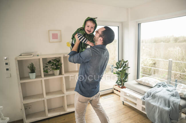 Padre giocare con figlio felice in un costume a casa — Foto stock