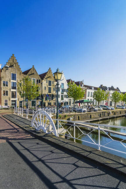 Versnel Land Scheermes Zelanda, Middelburg, Città vecchia, canale e ponte — storia, Fila di case -  Stock Photo | #459871084