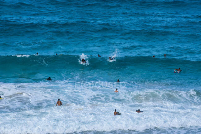 Hawaii, Oahu, surfers at Kaupo beach — Stock Photo