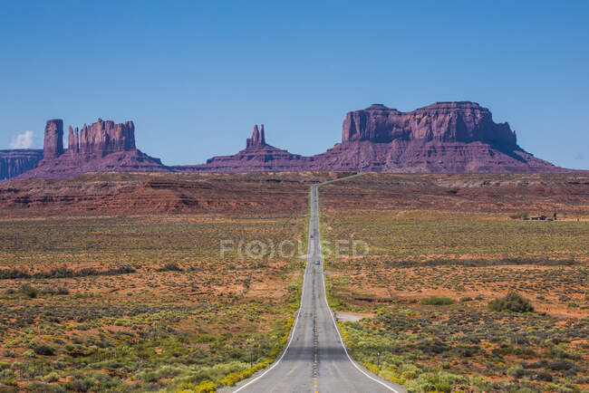 USA, Arizona, Monument valley, empty road — Stock Photo