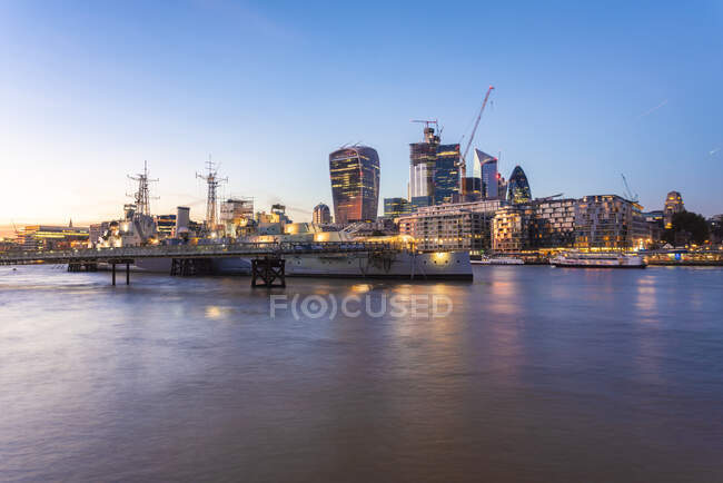 Regno Unito, Londra, Skyline al tramonto con Hms Belfast in primo piano — Foto stock