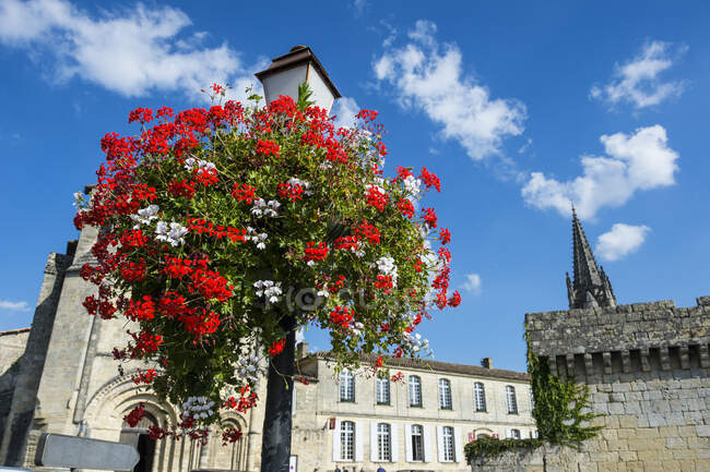 Frankreich, Saint Emilion, Blumenstrauß an einer Straßenlaterne — Stockfoto