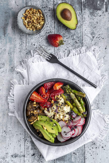 Ciotola di verdure con quinoa, verdure, feta, fragole, avocado, pinoli e crescione — Foto stock