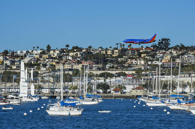 USA, California, San Diego, Airplane and sailing boats — Stock Photo