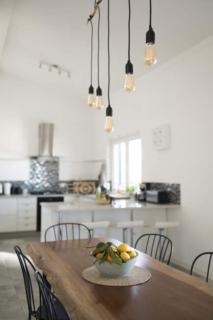 Moderne Küche mit Holztisch — Stockfoto