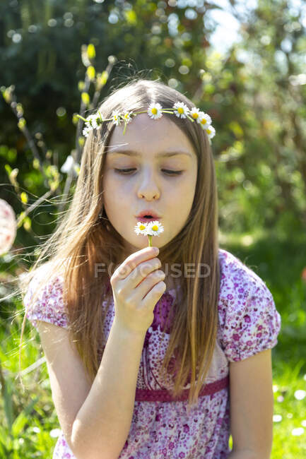 Retrato de menina com margaridas no jardim — Fotografia de Stock