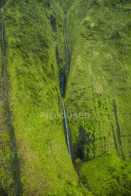 Hawaii, Kauai, Aerial of the Na Pali Coast, Na Pali Coast State Wilderness Park, cachoeira — Fotografia de Stock