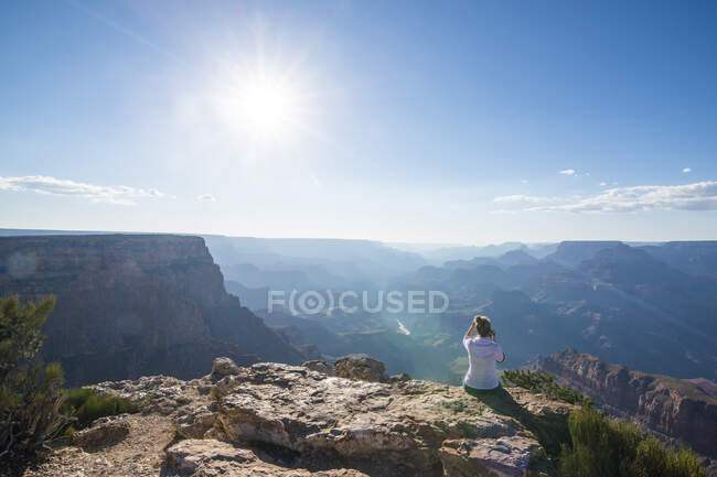 Estados Unidos, Arizona, mujer disfrutando de la vista del desierto sobre el Gran Cañón - foto de stock