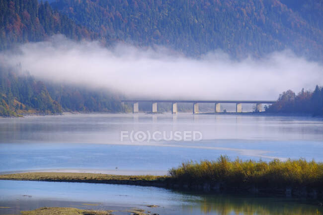 Allemagne, Bavière, Isarwinkel, près de Lenggries, barrage Sylvenstein dans la brume matinale — Photo de stock