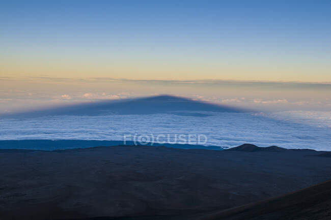 США, Гавайи, Большой остров, тень вулкана Мауна-Кеа в океане — стоковое фото