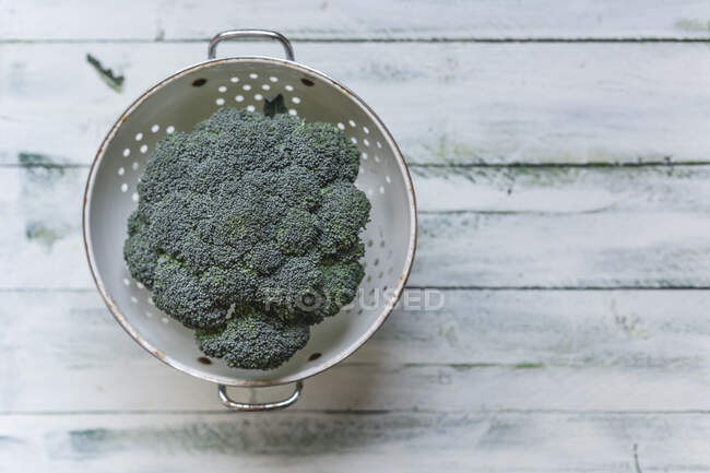 Broccoli on a white plate. healthy food. — Stock Photo
