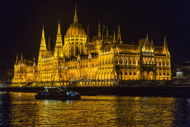 Hongrie, Budapest, Parlement éclairé la nuit — Photo de stock