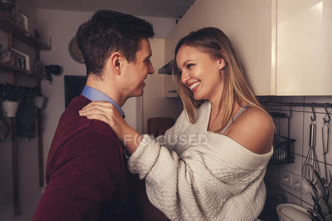 Felice affettuosa giovane coppia in cucina — Foto stock