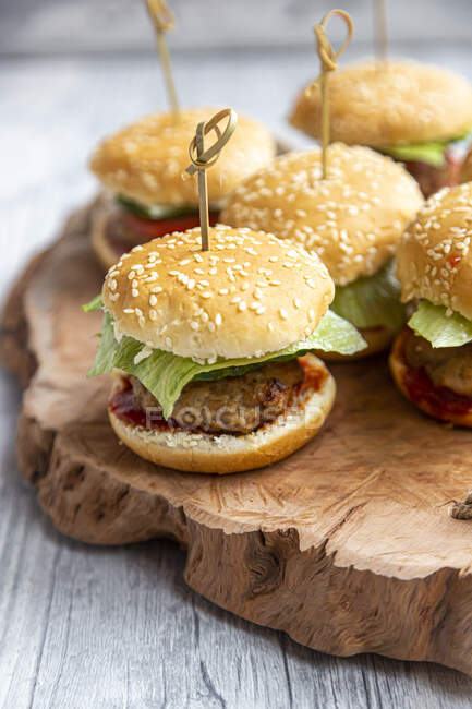 Mini-Burger with mincemeat, salad, cucumber and tomato on wooden tray — Stock Photo