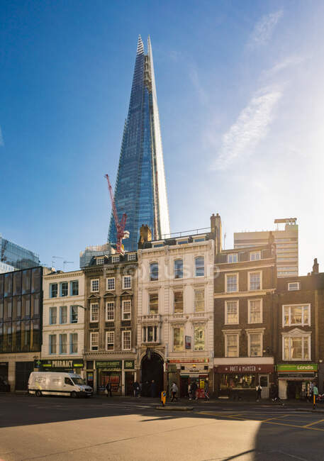 Reino Unido, Londres, Borough High Street com o fragmento no fundo — Fotografia de Stock