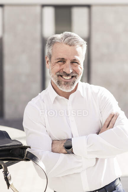 Portrait d'homme d'affaires mature confiant et souriant à l'extérieur — Photo de stock