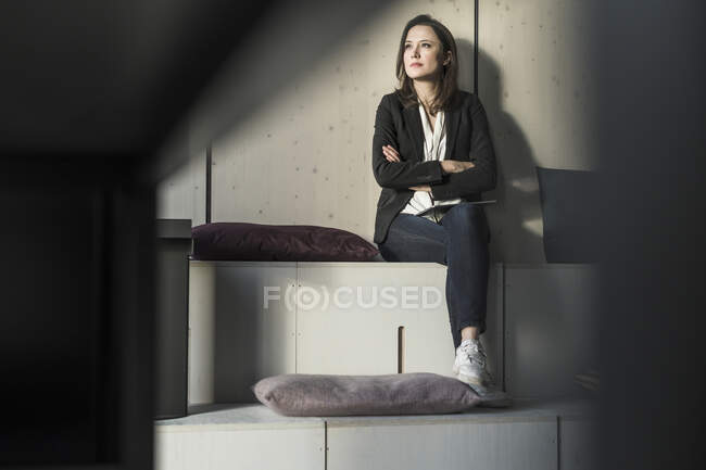 Femme d'affaires assise dans le salon dans le bureau — Photo de stock