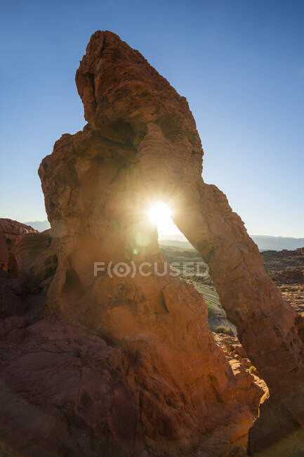 États-Unis, Nevada, Arc de grès de Redrock au lever du soleil dans le parc national de la vallée du feu — Photo de stock