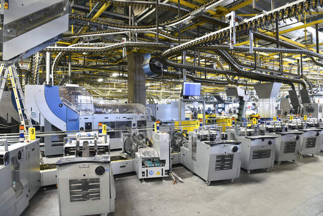 Машини для транспортування та сортування заводів у друкарні. — стокове фото
